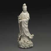 IMPORTANTE STATUE en porcelaine émaillée blanc dite "blanc de Chine", représentant la déesse Guanyin