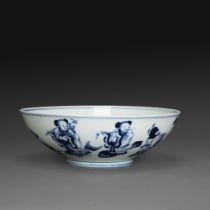 COUPE en porcelaine blanche à décor en bleu sous couverte de Shoulao et d'un daim en médaillon