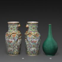 VASE BOUTEILLE À LONG COL en porcelaine émaillée vert sur fond craquelé. Chine, XIXe siècle. A GREEN
