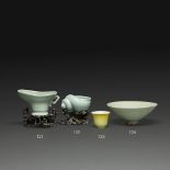 COUPE 'JUE' en porcelaine émaillée céladon, en forme de jue. Marque apocryphe de l'empereur Qianlong