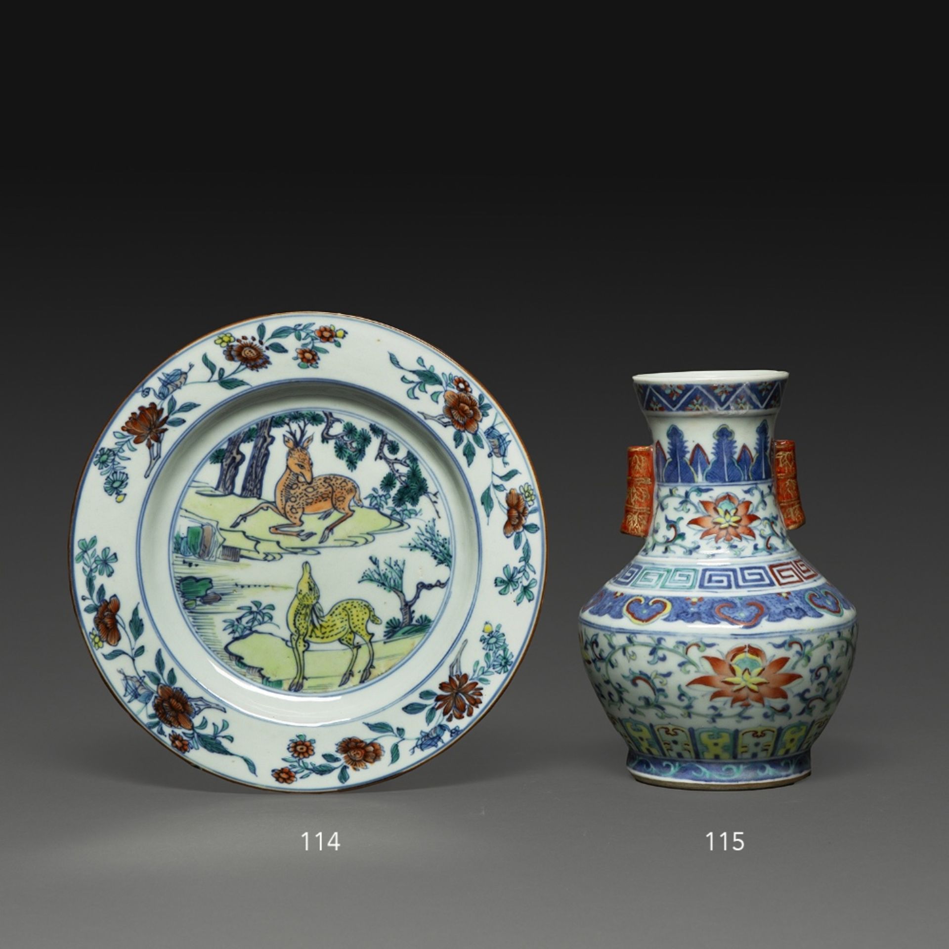 PETIT VASE ZUN en porcelaine et émaux doucai, décoré en six registres superposés, de fleurs lotus,