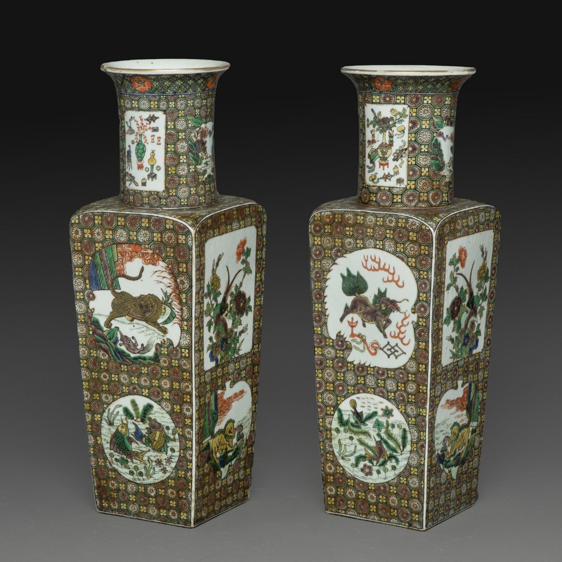 PAIRE DE VASES QUADRANGULAIRES en porcelaine et émaux polychromes dans le style de la famille verte, - Image 2 of 3