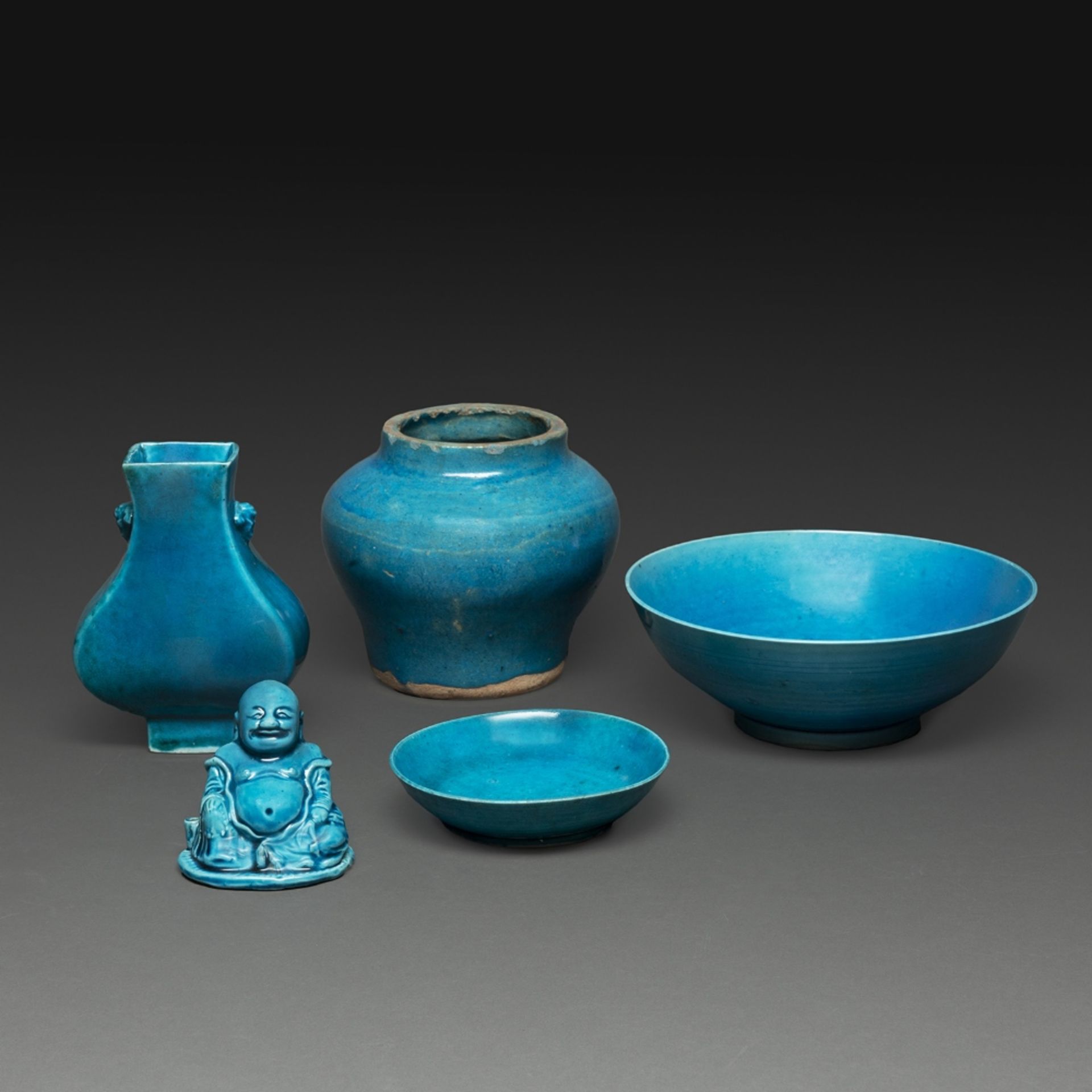 SUITE DE CINQ PIÈCES en porcelaine et grès émaillé bleu turquoise, comprenant une jarre, un
