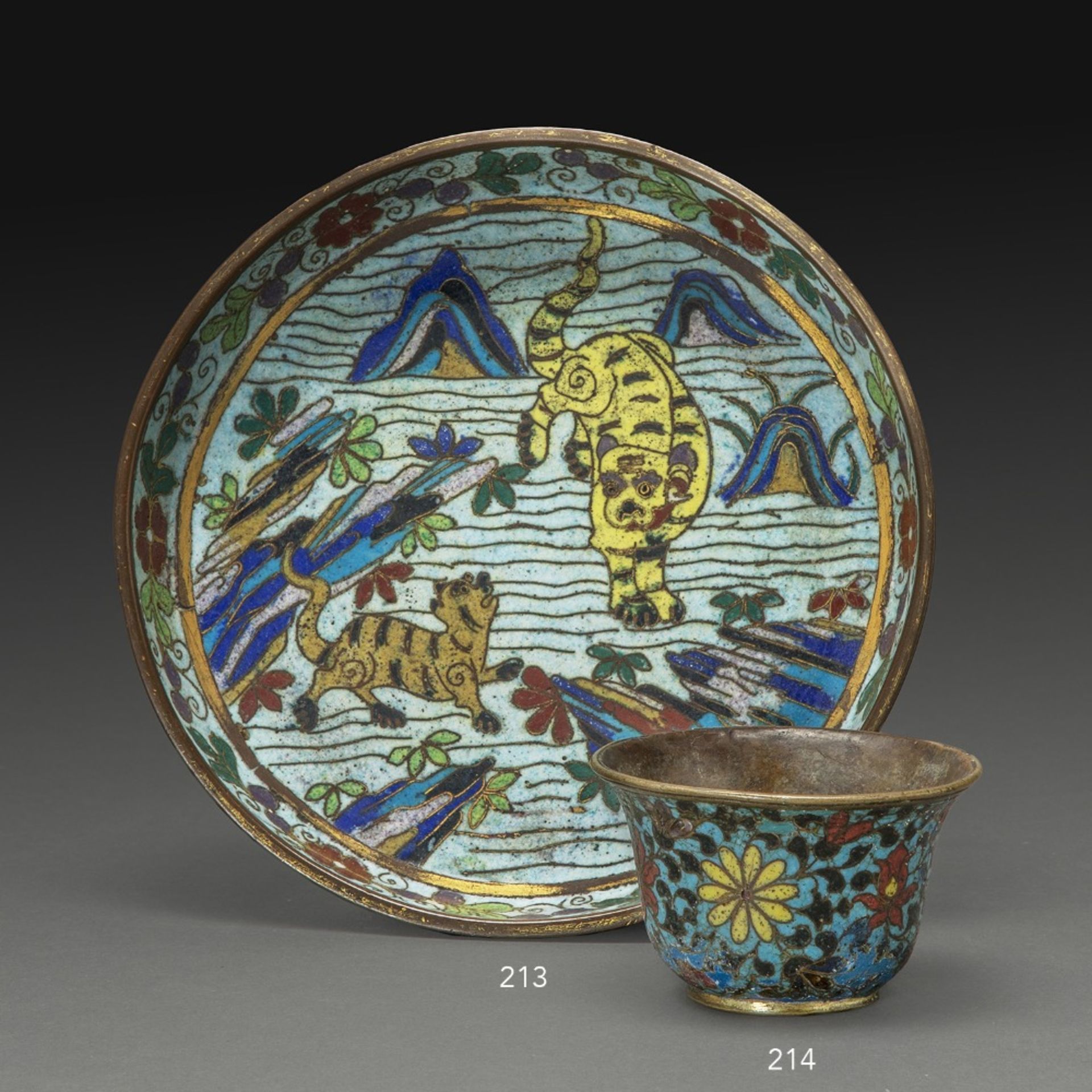 PETIT PLAT en bronze et émaux cloisonnés polychromes sur fond bleu, à décor de deux tigres sur