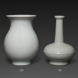 VASE À LONG COL en porcelaine émaillée gris blanc, à panse sphérique basse annelée se prolongeant