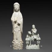 GRANDE STATUE en porcelaine émaillée blanc dite "blanc de Chine", représentant la déesse Guanyin