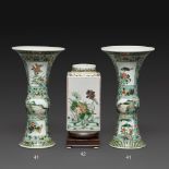 PAIRE DE VASES CORNETS 'GU' en porcelaine et émaux polychromes dans le style de la famille verte,