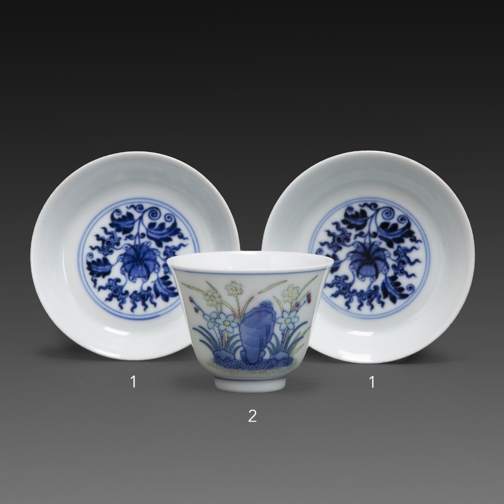 PAIRE DE SOUCOUPES CIRCULAIRES en porcelaine et émaux bleu sous couverte, à décor de lotus et