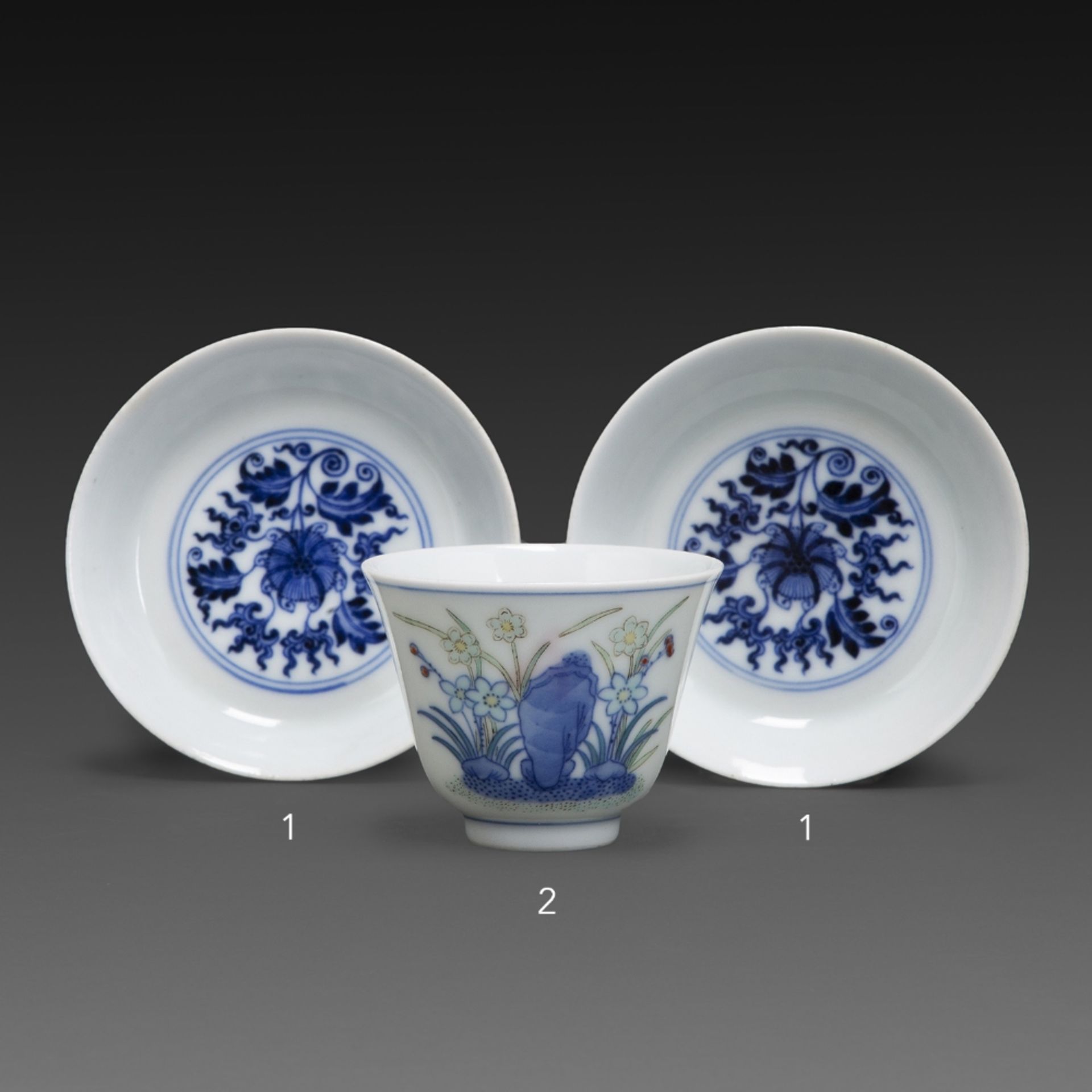 PAIRE DE SOUCOUPES CIRCULAIRES en porcelaine et émaux bleu sous couverte, à décor de lotus et