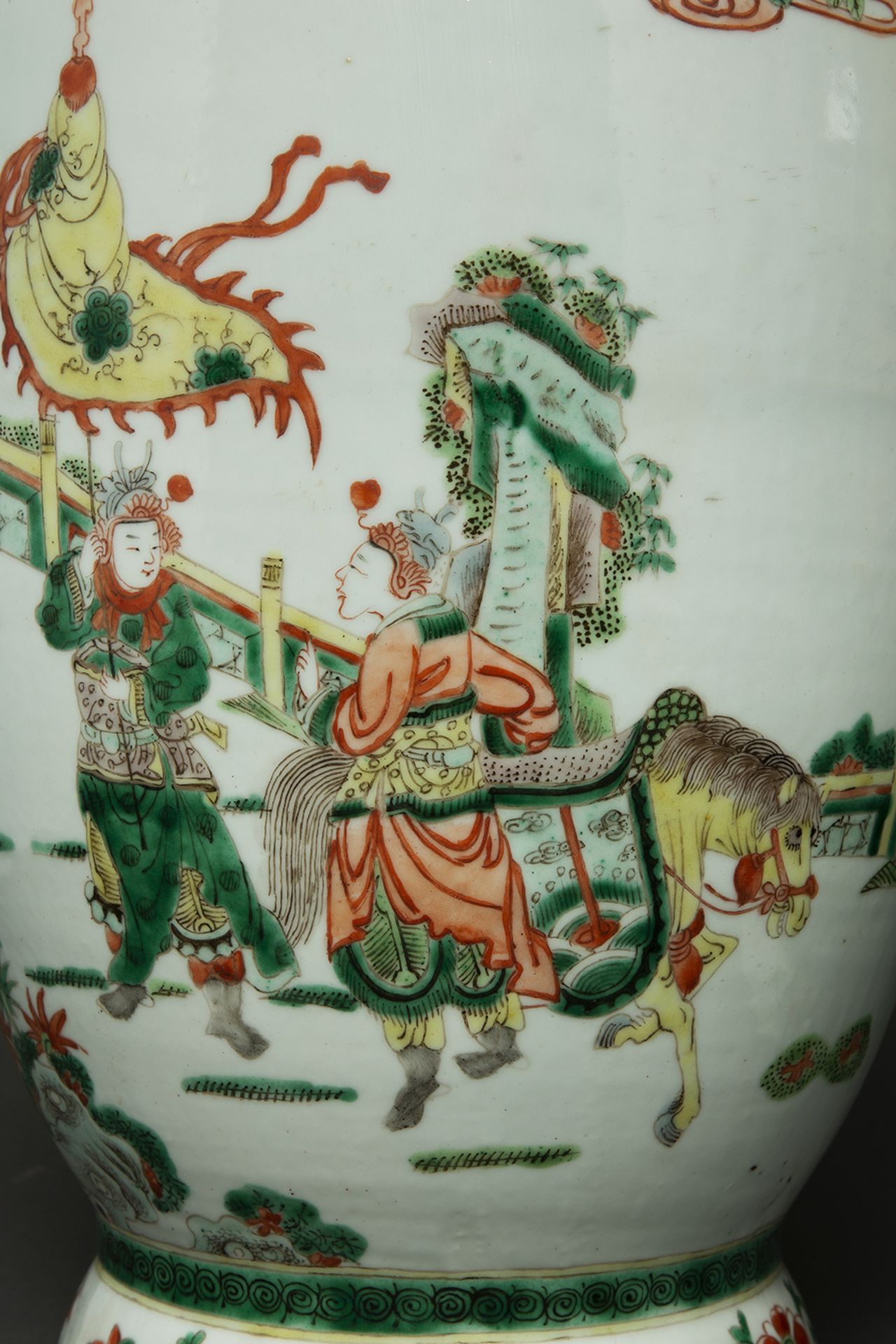 PAIRE DE VASES en porcelaine et émaux polychromes dans le style de la famille verte, à décor de - Image 2 of 3