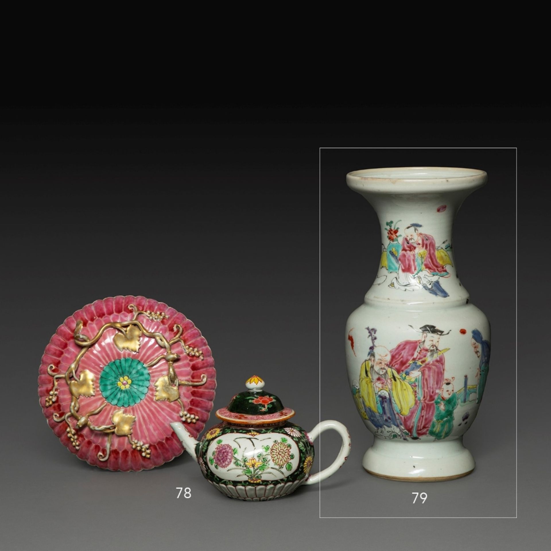 VASE en porcelaine et émaux polychromes de la famille rose, à décor des trois étoiles du Tao