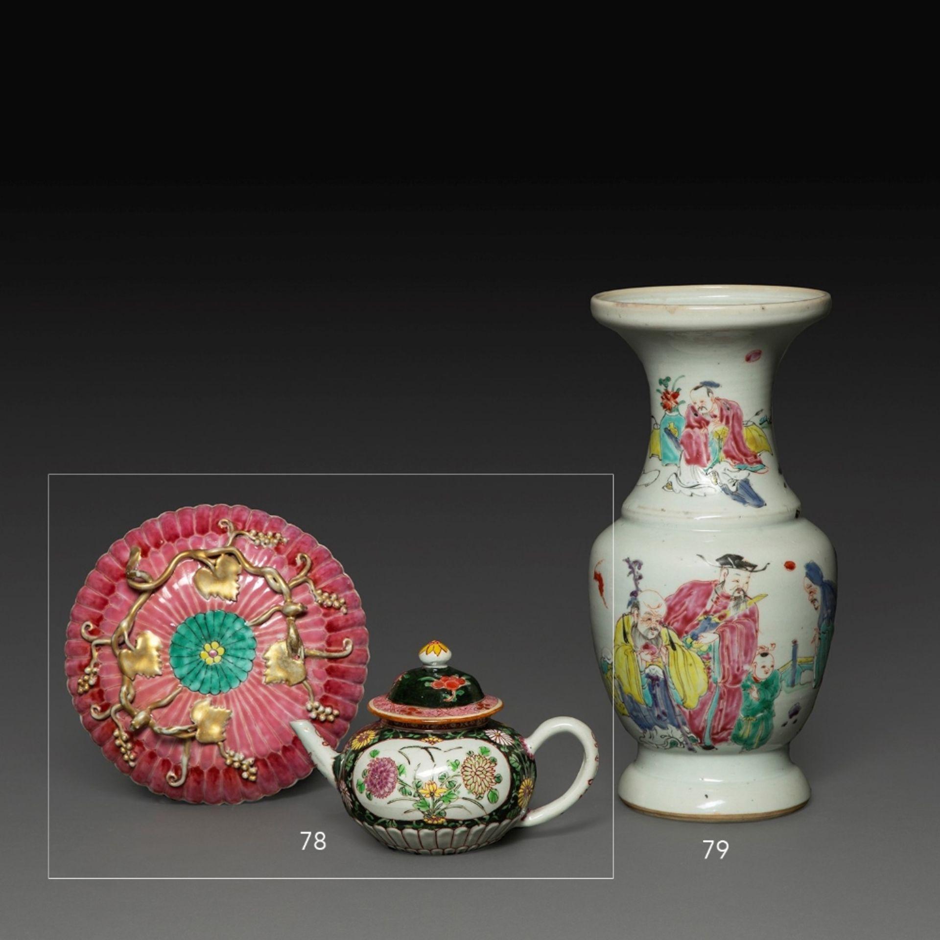 SUITE DE DEUX PIÈCES comprenant une théière en porcelaine et émaux polychromes de la famille rose