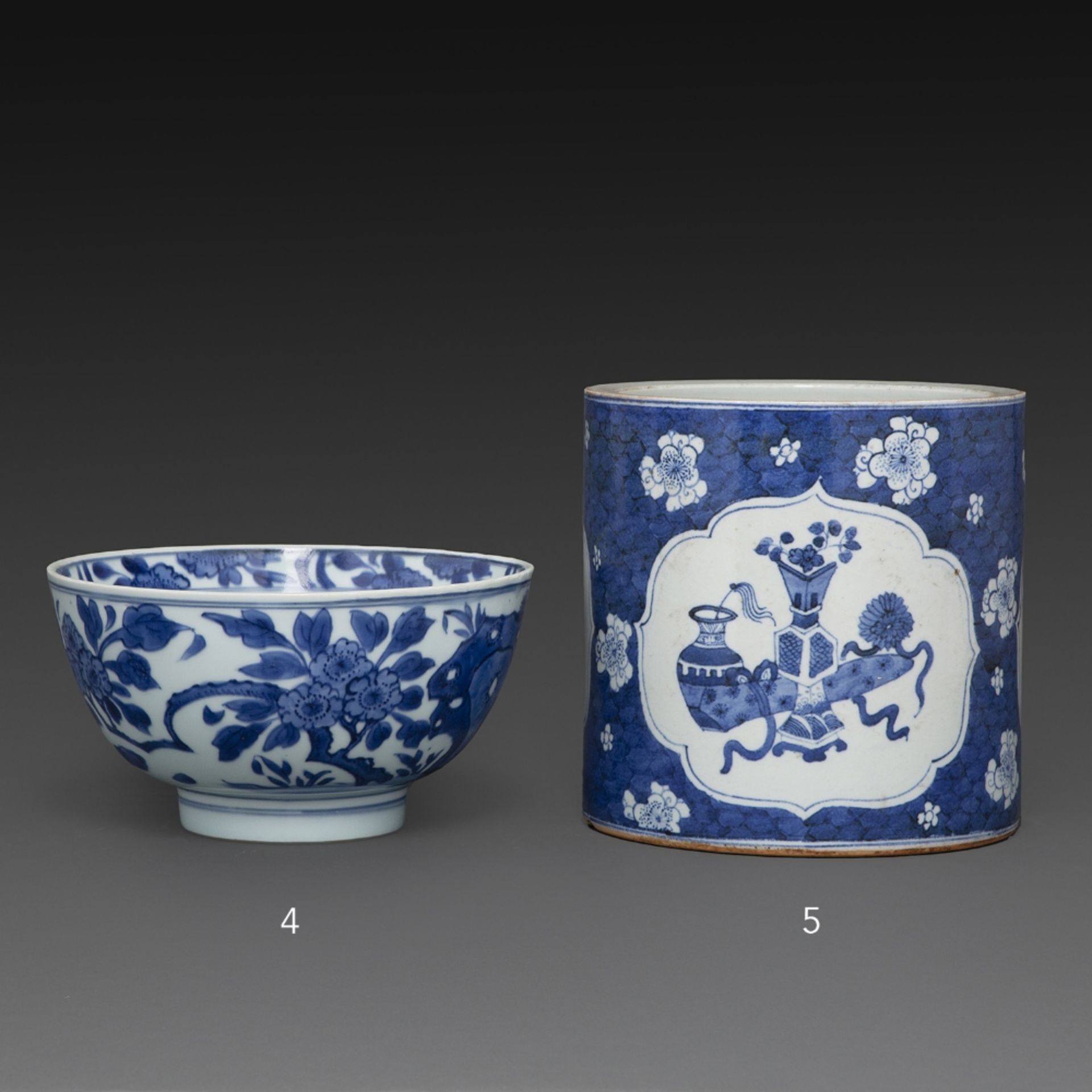 PORTE-PINCEAUX en porcelaine et émaux bleu sous couverte, à décor d'objets mobiliers dans des