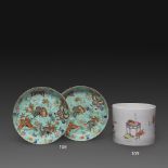 GRAND PORTE-PINCEAUX en porcelaine et émaux polychromes dans le style de la famille rose, à décor de