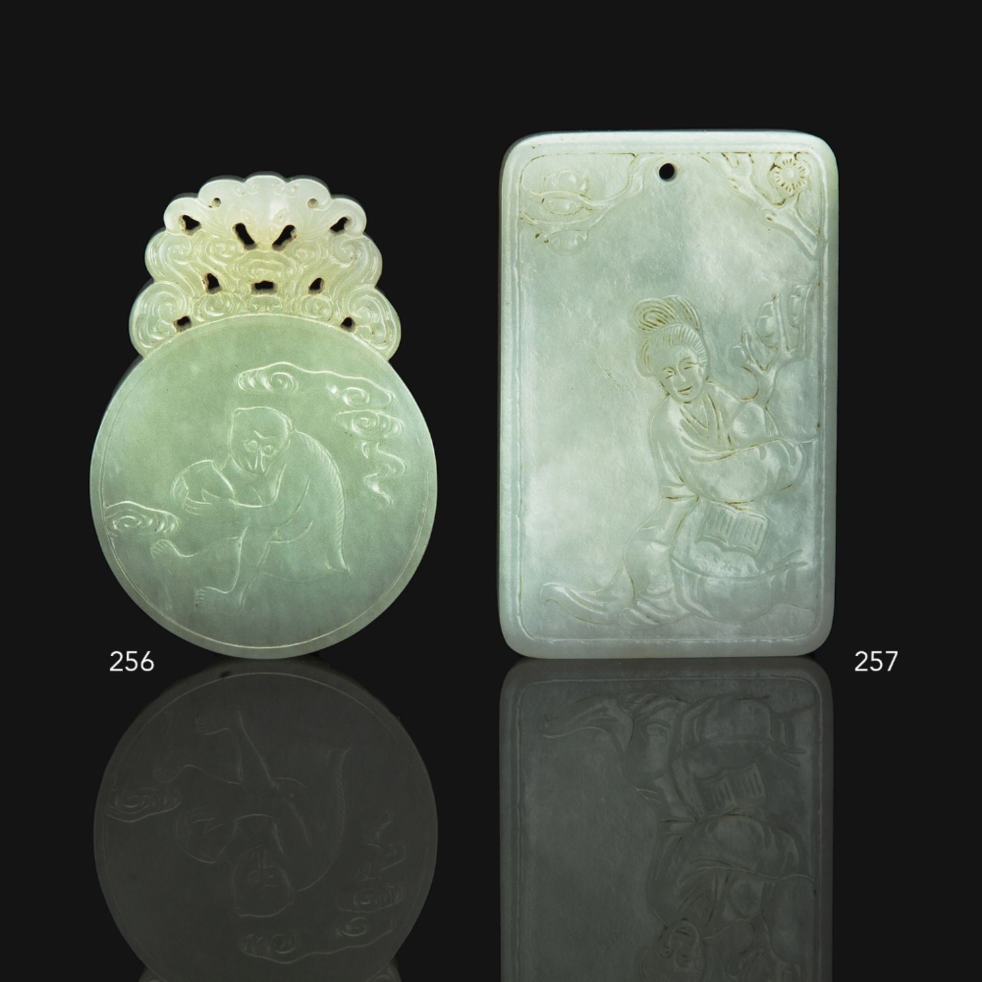 ƒPENDENTIF ZODIACAL DU SINGE en jade blanc, de forme bi, la partie supérieure surmontée d'une