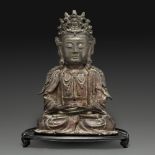 GRANDE STATUETTE DU BOUDDHA AMITHAYUS en bronze, représenté assis en virasana, les mains jointes