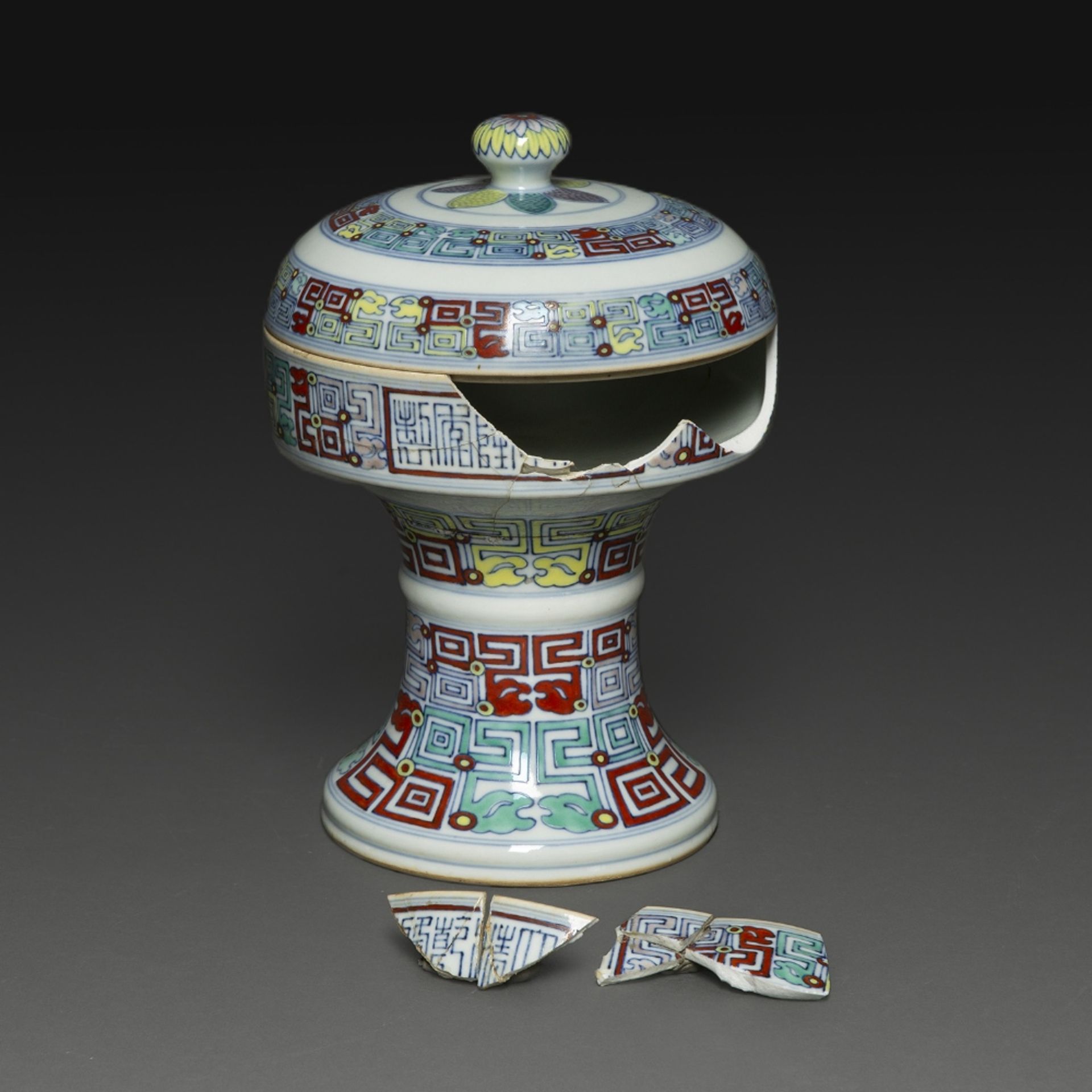 RÉCIPIENT 'DOU' en porcelaine et émaux de style doucai, à décor de dragons colorés alternant avec
