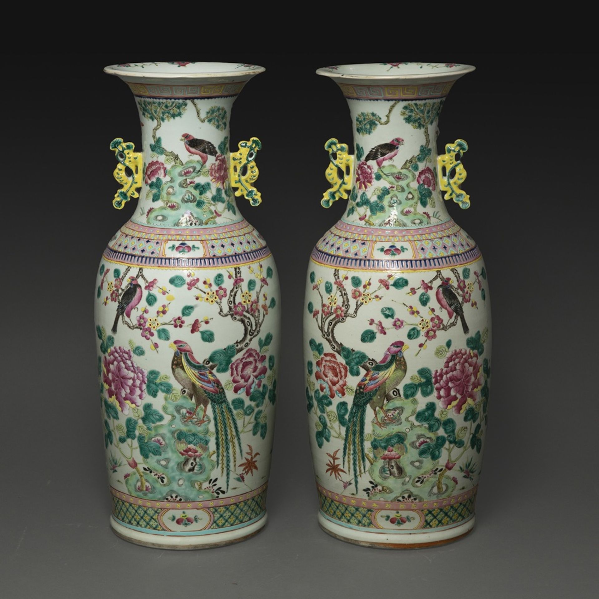 PAIRE DE GRANDS VASES en porcelaine et émaux polychromes dans le style de la famille rose, à décor - Image 2 of 2