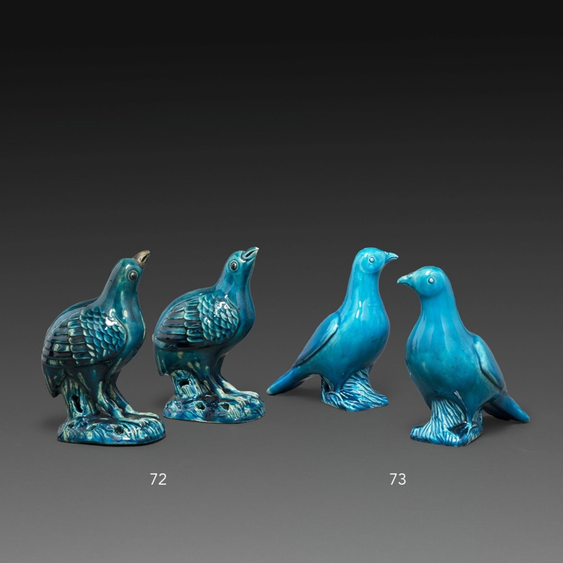 DEUX STATUETTES DE COLOMBES en biscuit émaillé bleu turquoise. Chine, XIXe siècle. A PAIR OF