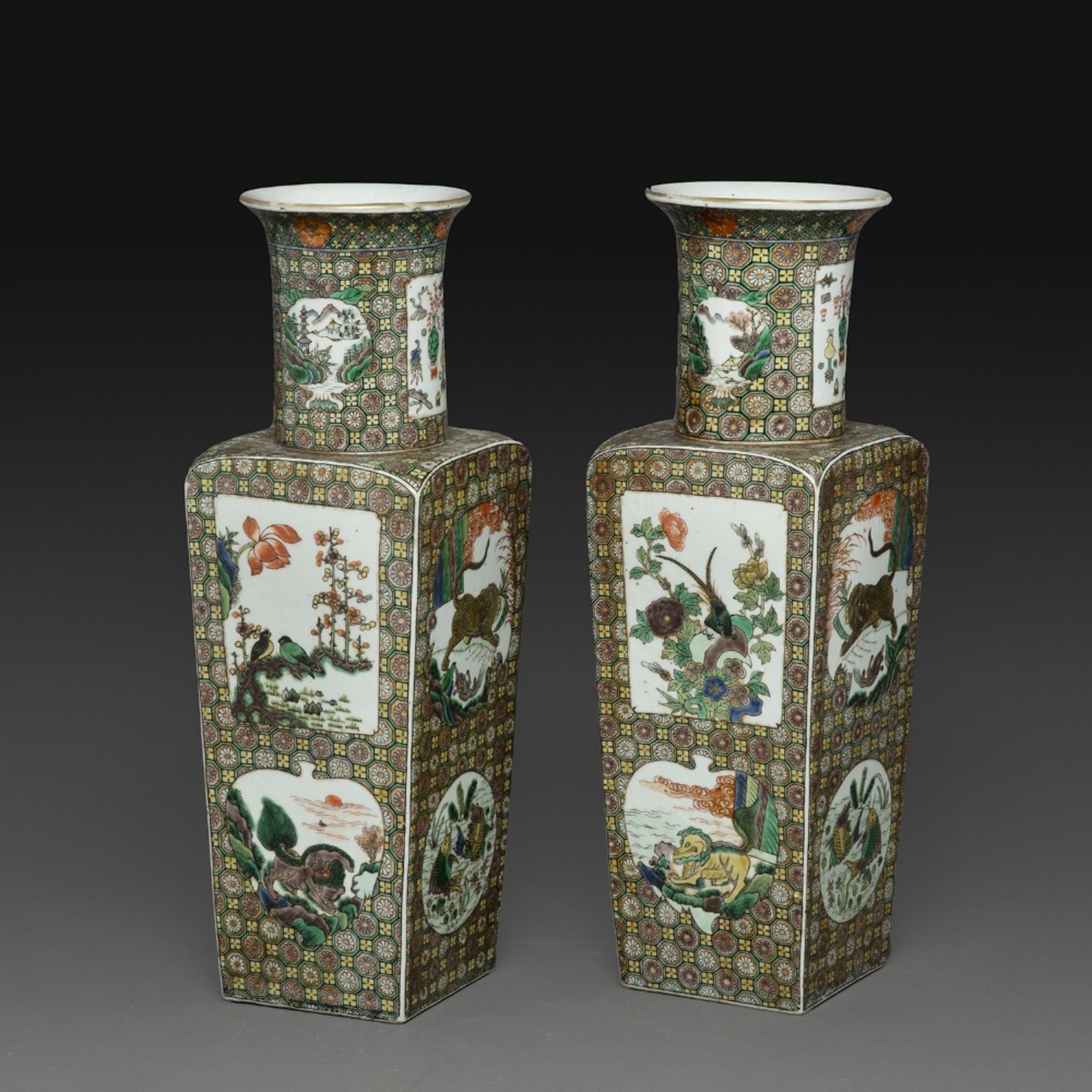 PAIRE DE VASES QUADRANGULAIRES en porcelaine et émaux polychromes dans le style de la famille verte,