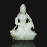 PETITE STATUETTE en jade néphrite céladon, représentant la déesse Guanyin-Avalokiteshvara, assise en