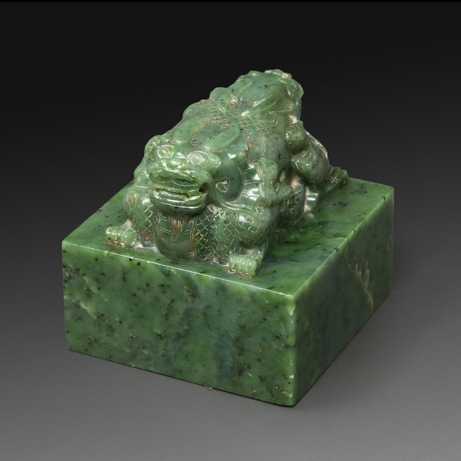 IMPORTANT SCEAU en jade néphrite épinard tâcheté de brun-noir, de forme carrée, la prise en forme de