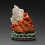 GROUPE en agate cornaline bicolore rouge et blanc, sculpté et ajouré en forme d'un carpe dragon