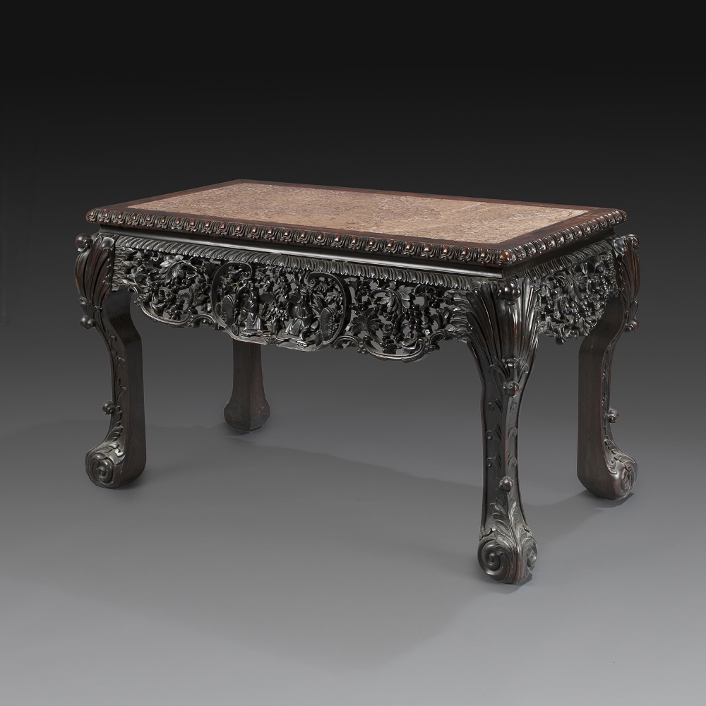 GRANDE TABLE DE MILIEU en bois de rose, reposant sur quatre pieds sculptés de feuilles d'acanthe, la