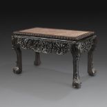 GRANDE TABLE DE MILIEU en bois de rose, reposant sur quatre pieds sculptés de feuilles d'acanthe, la