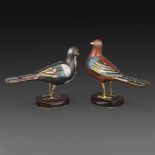 COUPLE DE PIGEONS en cuivre et émaux cloisonnés polychromes. (Déformation, manques et restauration).