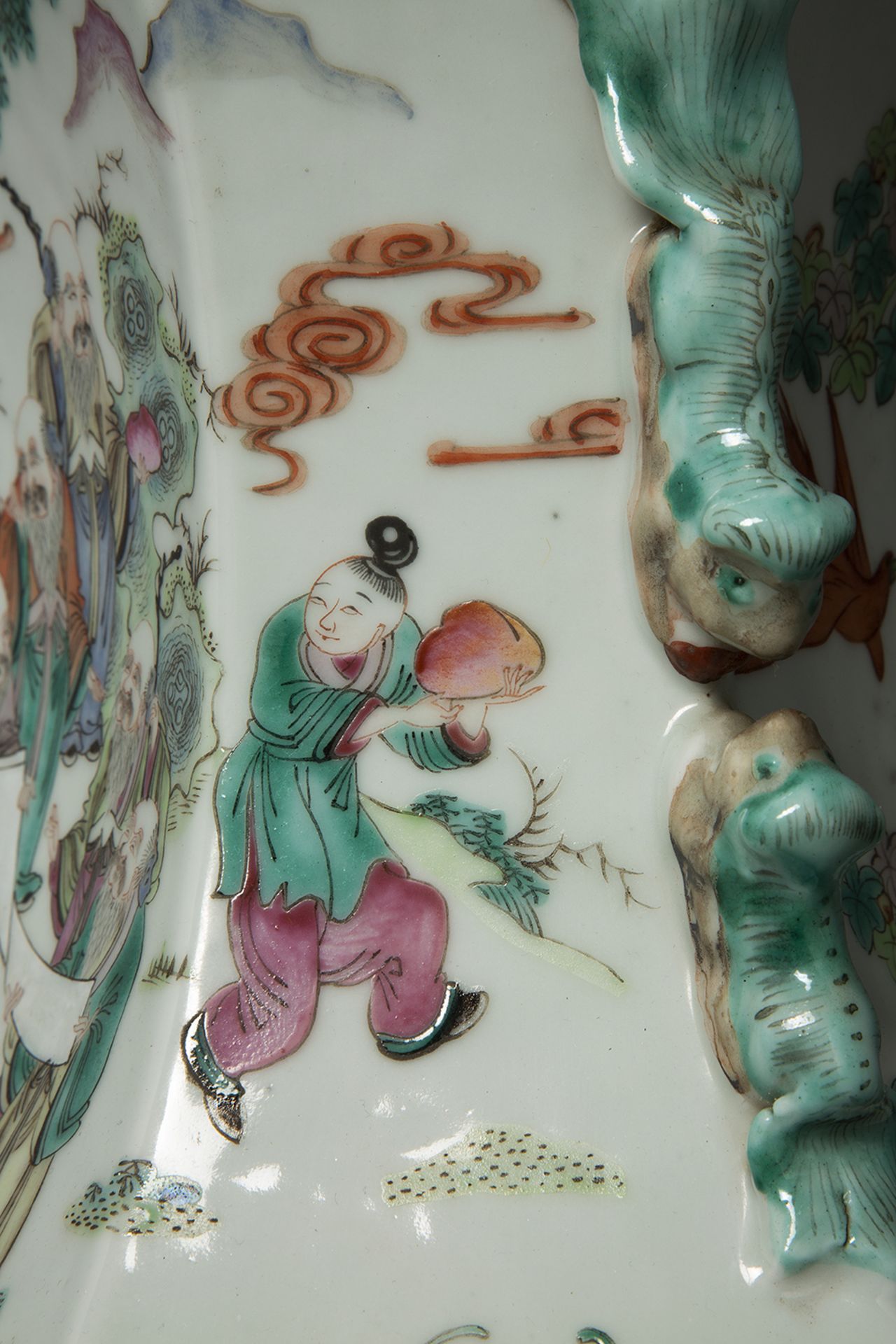 PAIRE DE VASES HEXAGONAUX en porcelaine et émaux polychromes dans le style de la famille rose, les - Image 5 of 8