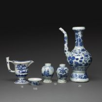 VERSEUSE en porcelaine à décor en émaux bleu sous couverte de fleurs, lingzhi, emblèmes taoïstes