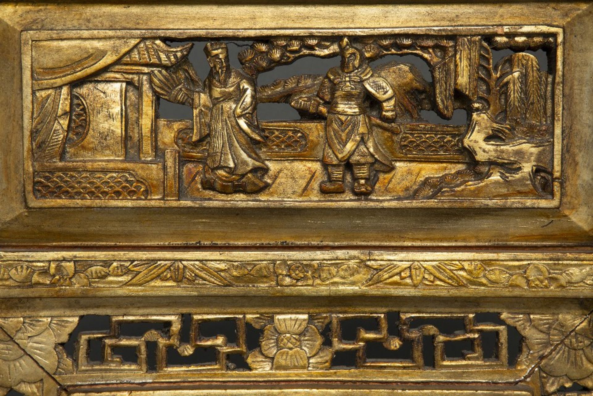 PAIRE D'ÉCRANS en bois laqué rouge et or, sculpté et ajouré représentant des scènes de batailles, la - Image 3 of 5