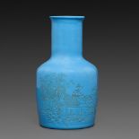 VASE MAILLET 'ZHI CHUI PING' en verre de Pékin, de couleur bleu ciel, à décor gravé d'un pavillon et