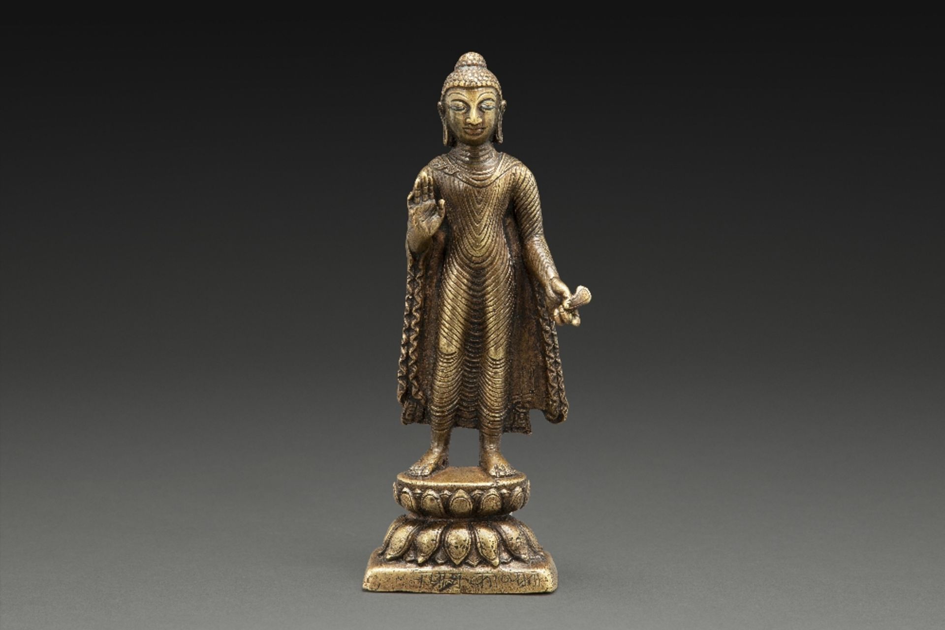 RARE STATUETTE en bronze, représentant le Bouddha Sakyamuni debout sur un lotus, faisant le geste de