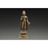 RARE STATUETTE en bronze, représentant le Bouddha Sakyamuni debout sur un lotus, faisant le geste de