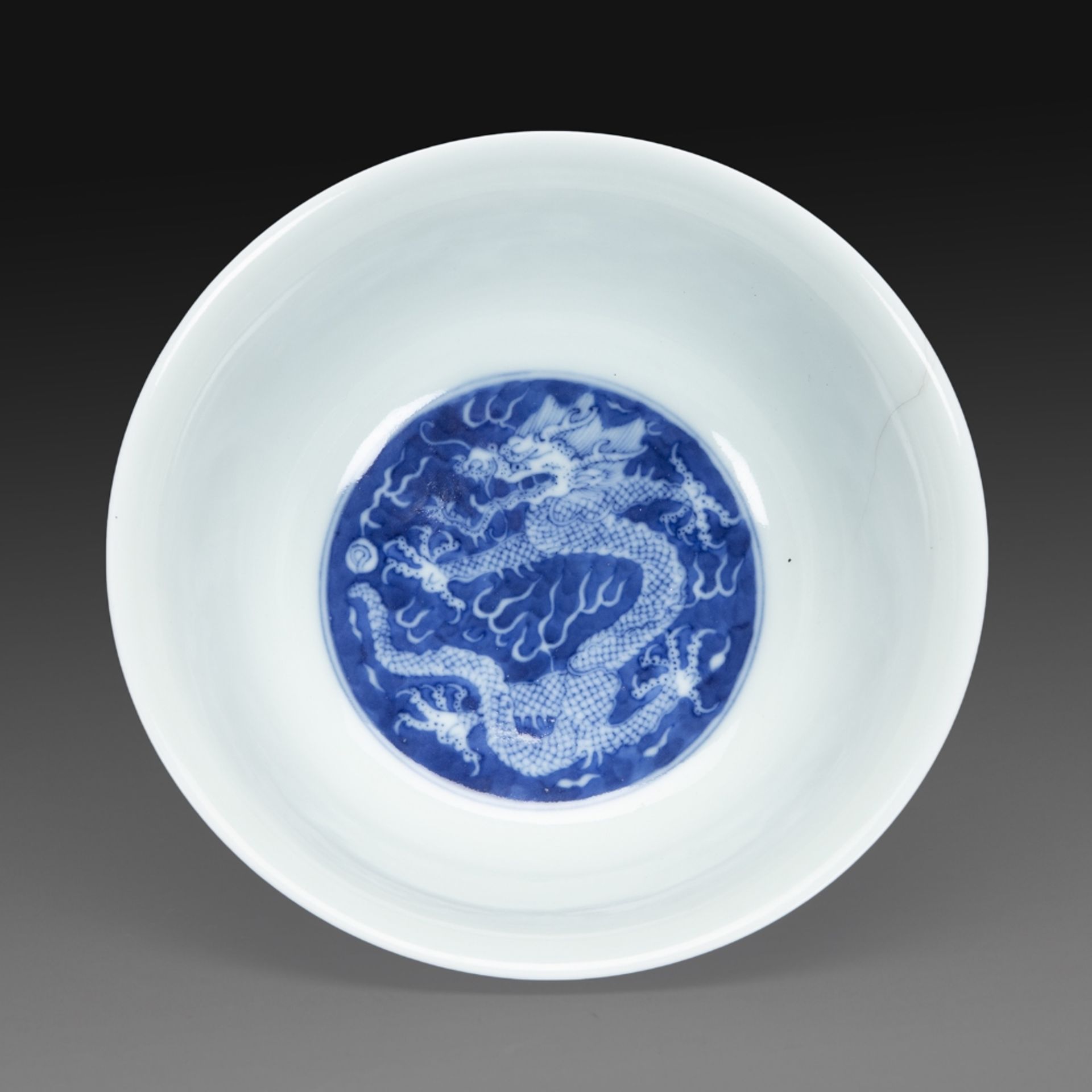 COUPE en porcelaine émaillée en bleu sous couverte, à décor en réserve de deux dragons à cinq - Bild 2 aus 3