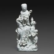 STATUETTE en porcelaine émaillée blanc dite "blanc de Chine", représentant la déesse Guanyin