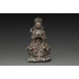 STATUETTE en bronze de patine brune, représentant la déesse Guanyin assise tenant une tablette. (