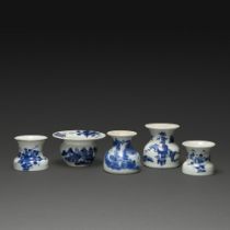 SUITE DE CINQ PIÈCES en porcelaine bleu blanc dite "de Hué", à décor de fleurs, objets mobiliers