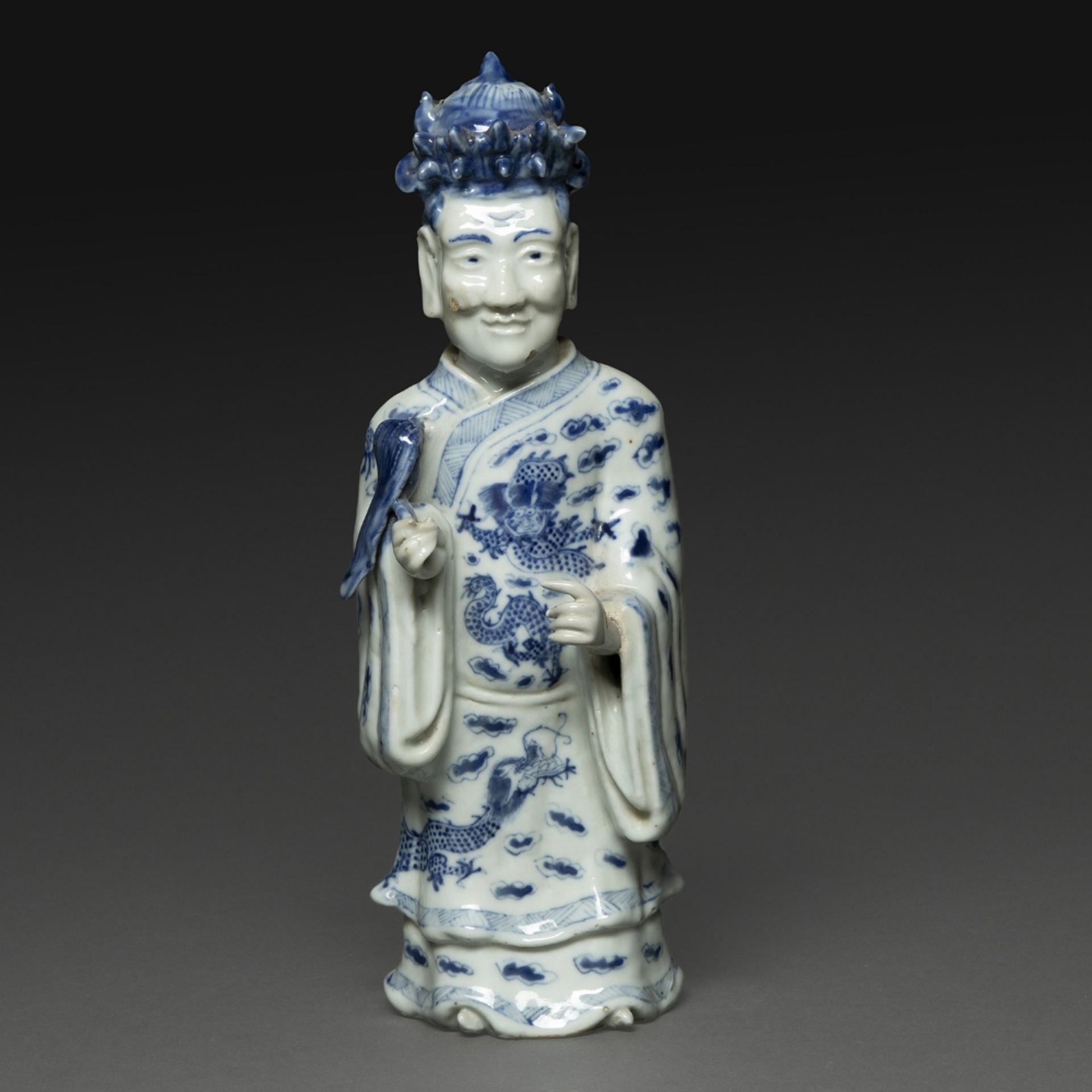 STATUETTE en porcelaine bleu blanc dite "de Hué", représentant un dignitaire couronné habillé en
