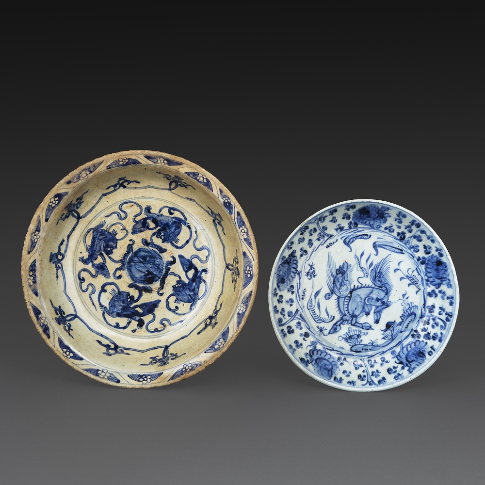 SUITE DE DEUX PLATS en porcelaine émaillée bleu sous couverte, l'un à décor d'un qilin parmi des