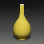 VASE PIRIFORME DE TYPE DANPING en porcelaine et émail monochrome jaune citron. Marque de l'