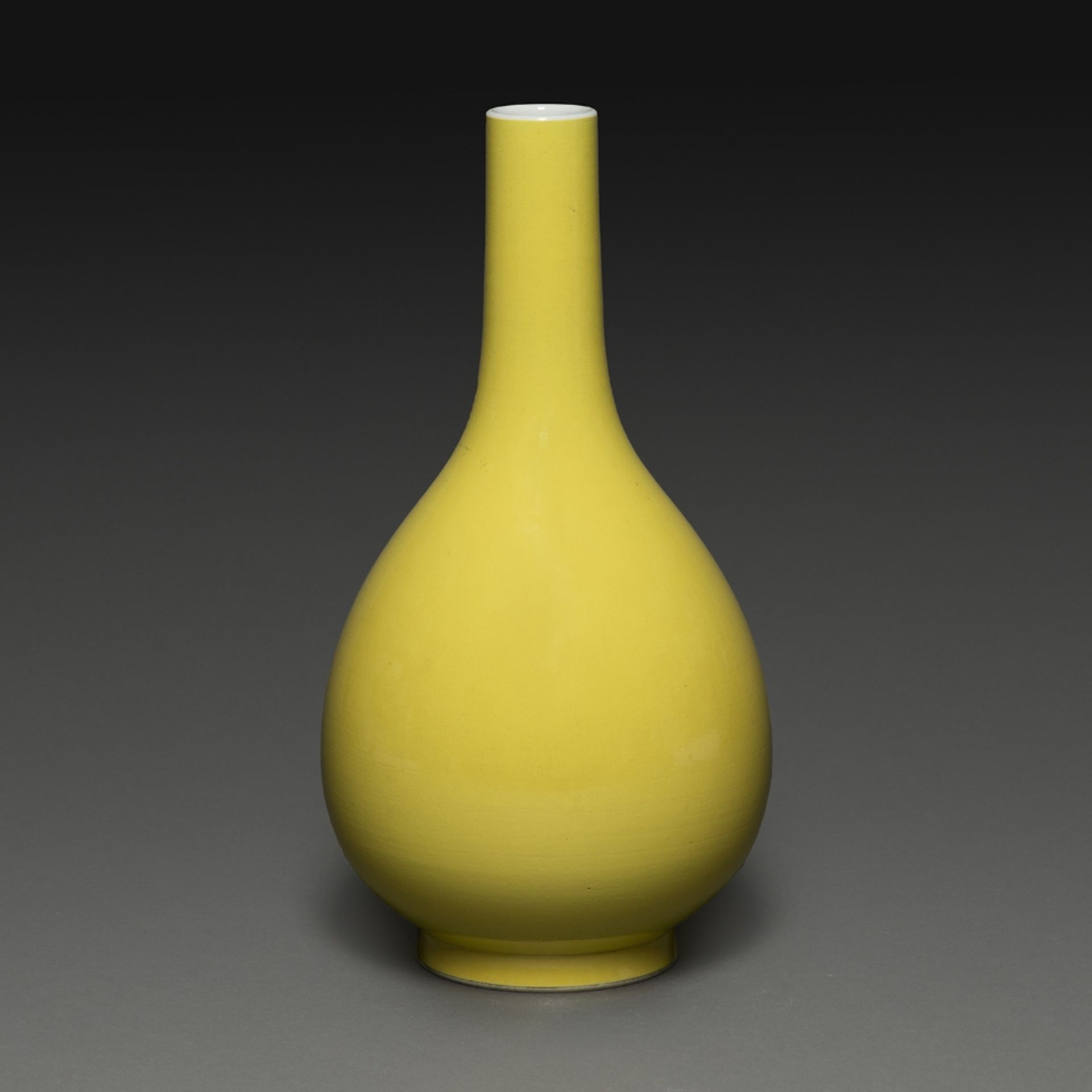 VASE PIRIFORME DE TYPE DANPING en porcelaine et émail monochrome jaune citron. Marque de l'