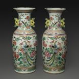 PAIRE DE GRANDS VASES en porcelaine et émaux polychromes dans le style de la famille rose, à décor