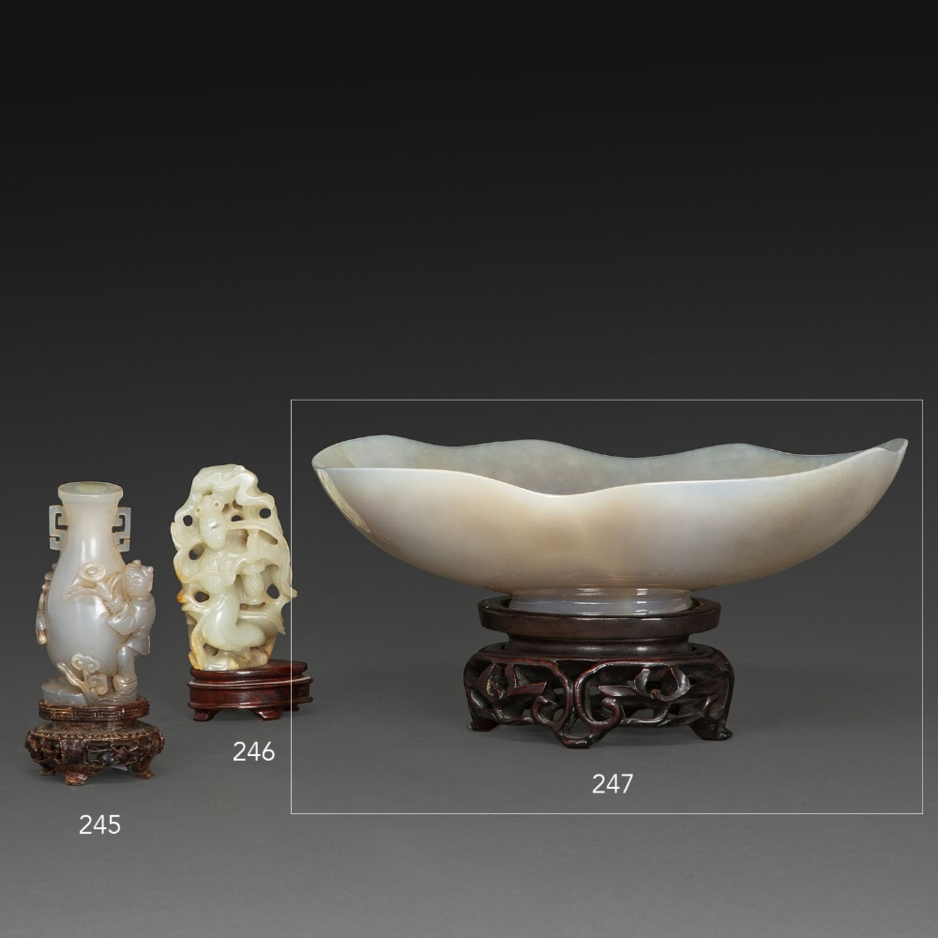 COUPE DE DE FORME OVALE en agate de couleur brun beige. Avec un socle en bois sculpté. Chine,