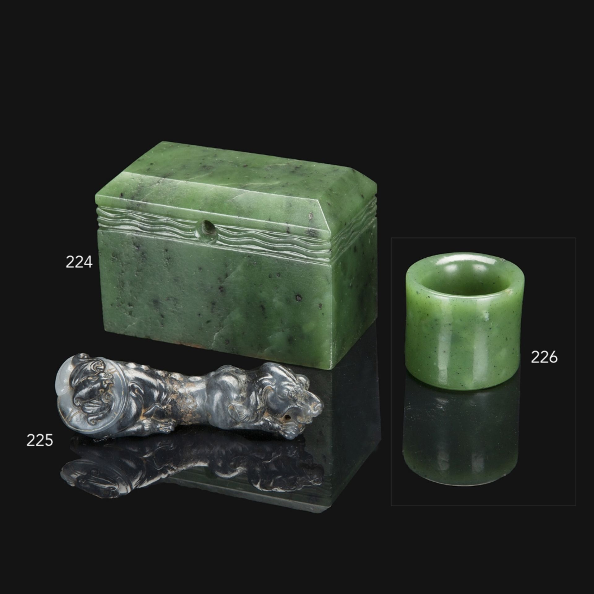 ƒ BAGUE D'ARCHER en jade vert épinard, à paroi unie. Chine, fin du XIXe-début du XXe siècles. A