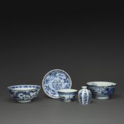 SUITE DE CINQ PIÈCES en porcelaine bleu blanc dite "de Hué", comprenant trois bols, une coupe et