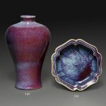 VASE MEIPING en porcelaine émaillée aubergine et flammée lavande. Chine, début XXe siècle. AN