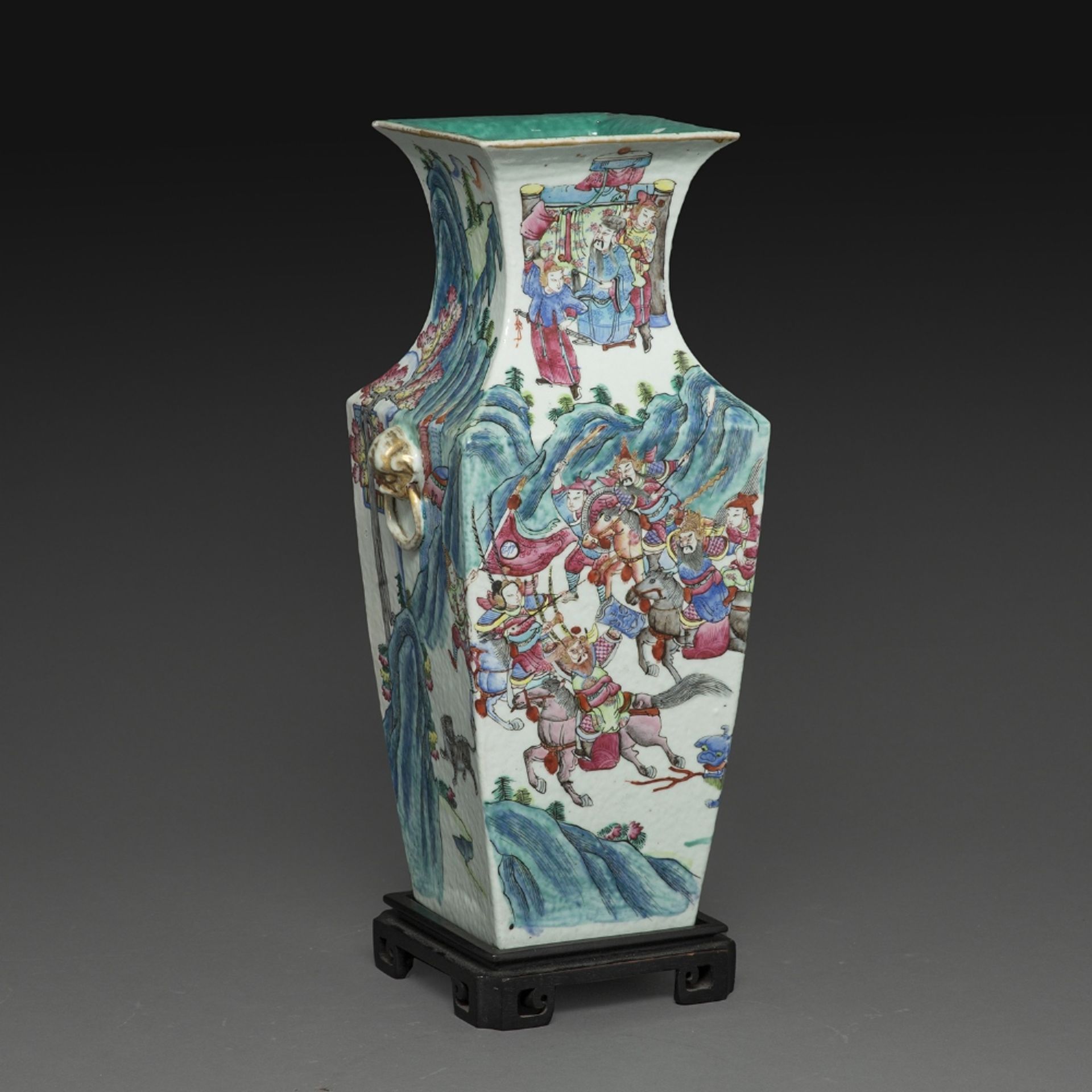 VASE QUADRANGULAIRE en porcelaine et émaux polychromes dans le style de la famille rose et dorure, - Image 2 of 4